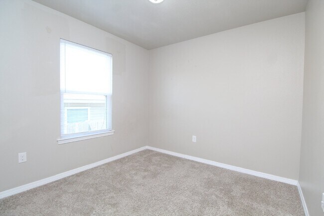 Building Photo - Coming 10/17 – 3BR/2BA with Fenced Yard in...