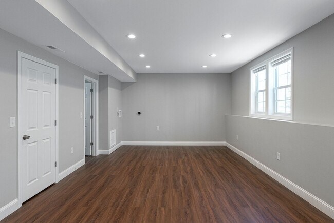 Building Photo - 445 Admiral St