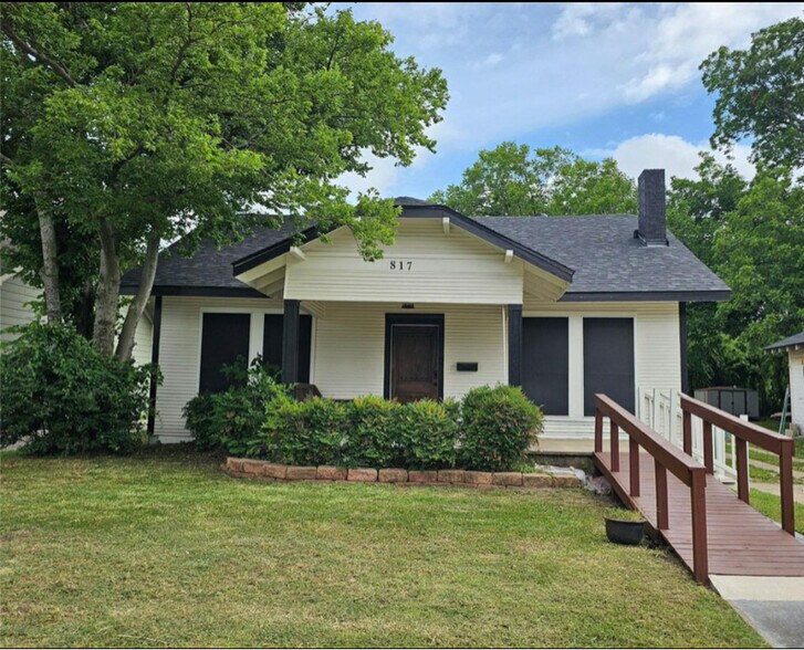 Primary Photo - 817 W Fischer St
