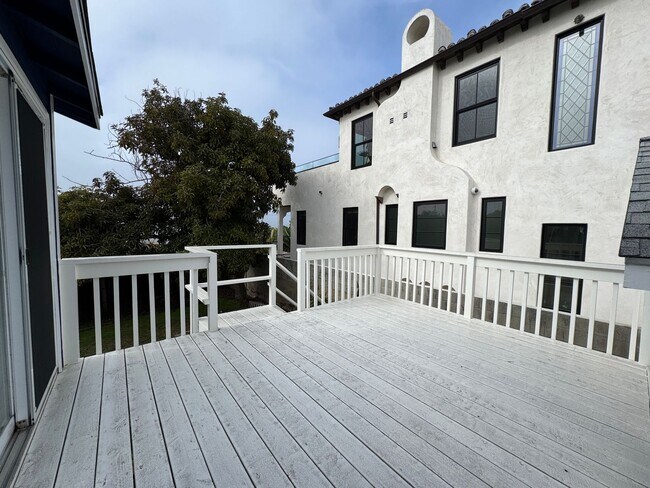 Building Photo - Stunning 2 Bedroom and 2 Bathroom Back House Available Now!