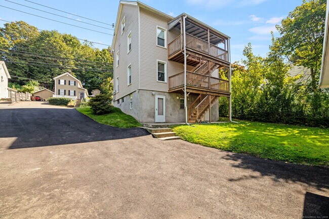 Building Photo - 143 Kneen St