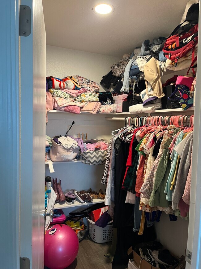 Building Photo - 1506 E Clarendon Ave