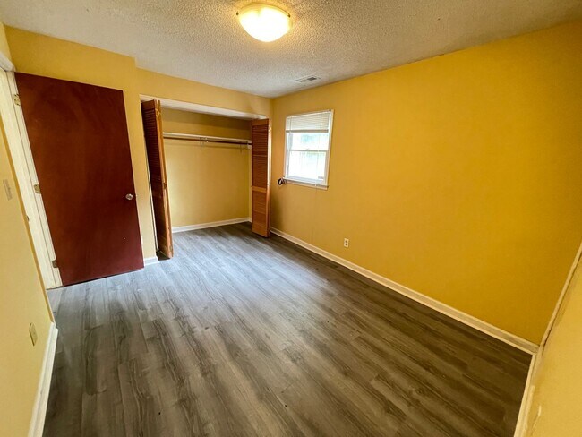 Building Photo - Inviting, updated 4br 3.5ba duplex w/ park...