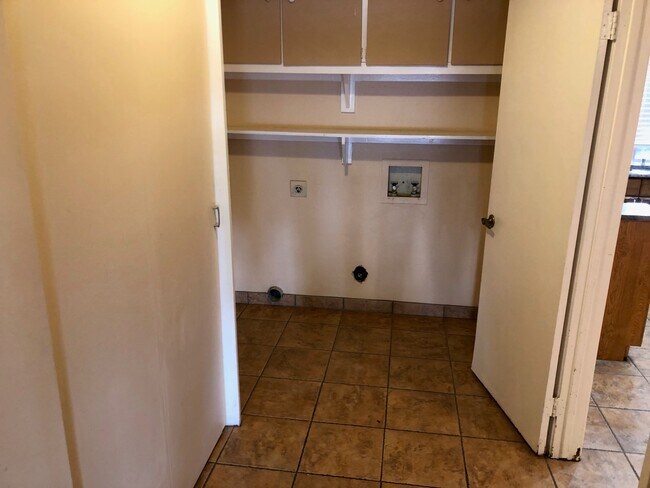 Building Photo - 1203 W Cheyenne Dr