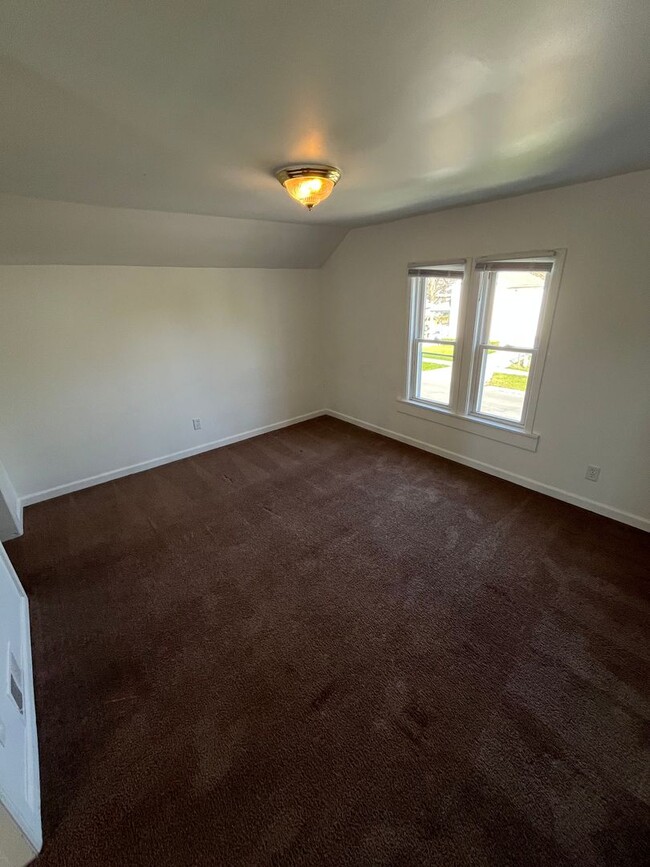 Building Photo - 4 Bedroom Home with a Large Yard