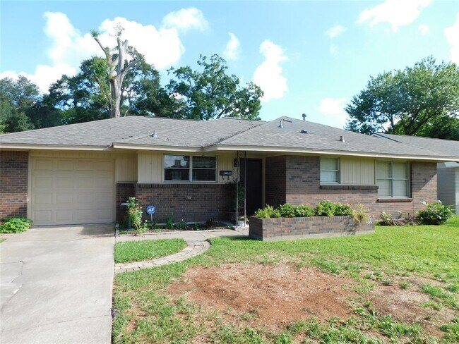 Building Photo - 9710 Pine Lake Dr