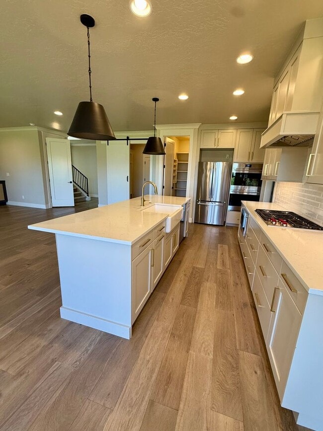 Building Photo - Welcome to this stunning 5-bedroom, 3.5-ba...