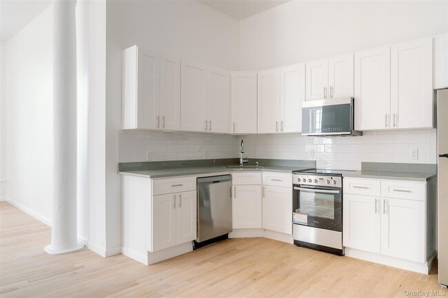 Building Photo - 155 S River St