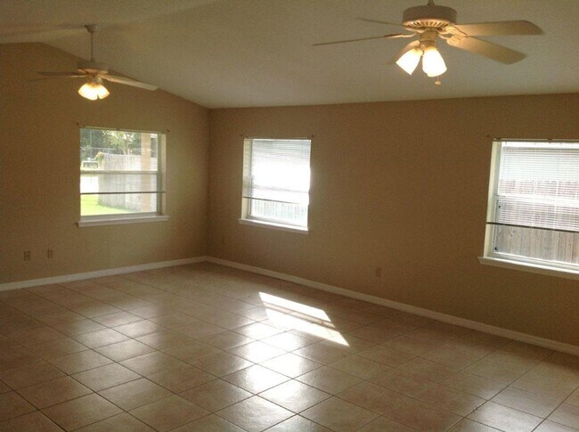 Building Photo - Taft Area/S Orange Ave - Cute 3 bedroom 2 ...