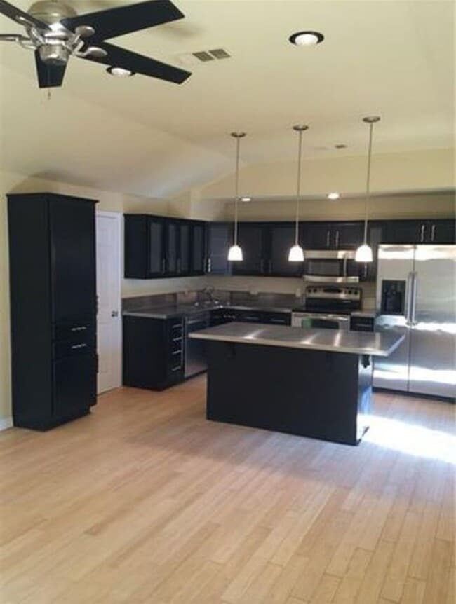 Building Photo - 2 Bedroom 2 Bath