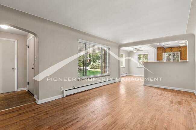 Building Photo - Charming Home with Washer/Dryer and Fenced...