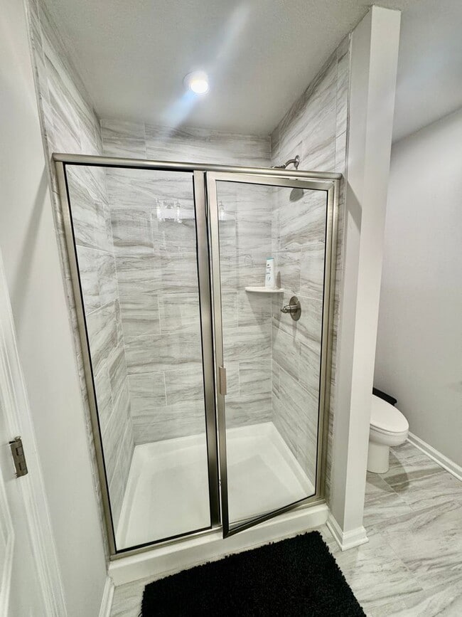 Building Photo - Spacious 3 Bedroom Townhouse