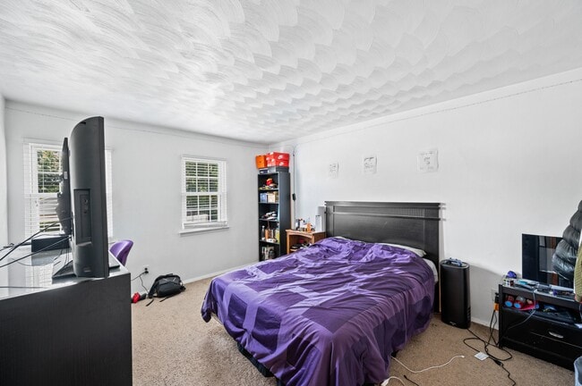 Building Photo - 4399 Hialeah Dr