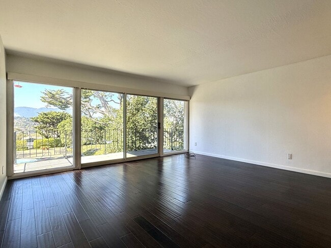 Building Photo - Top Floor Corner Unit Condo With Amazing V...