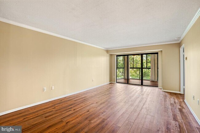 Building Photo - 15101 Interlachen Dr