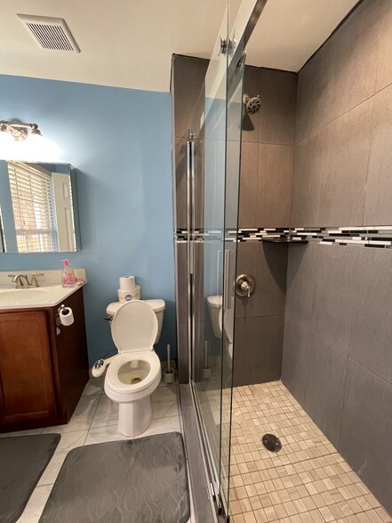 Downstairs Full Bath - 259 E Oakbourne Ave