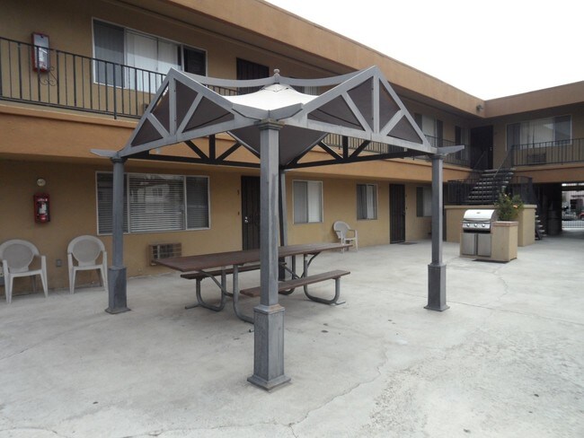 Building Photo - 3704 Altadena Ave