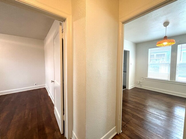 Building Photo - 4 Bedroom in Hyde Park!  Prelease for Augu...