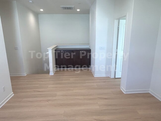 Building Photo - ***Charming 3 bed / 2.5 bath Townhome in O...