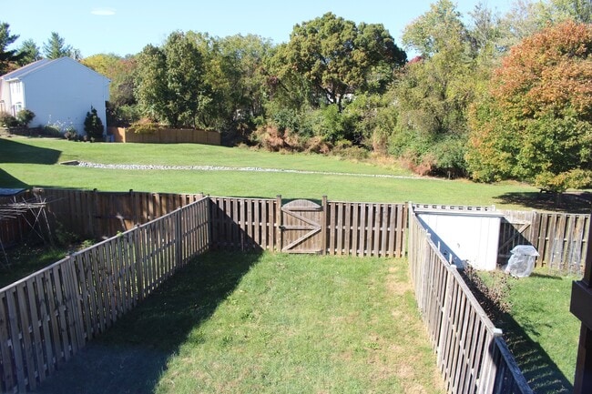 Building Photo - 3 Level  3 + 3.5 Ba w/2 BRAND NEW BATHROOM...