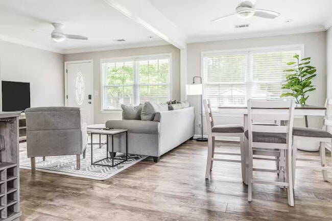 Building Photo - Horne Pl Main House