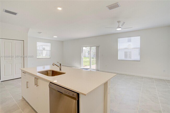 Building Photo - 2642 SE 24th St