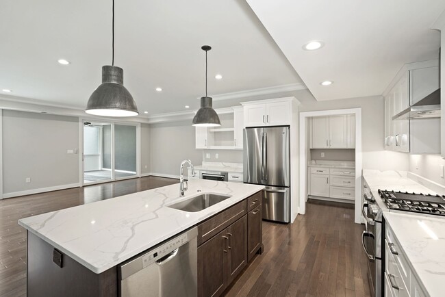 Building Photo - 517 Great Falls St