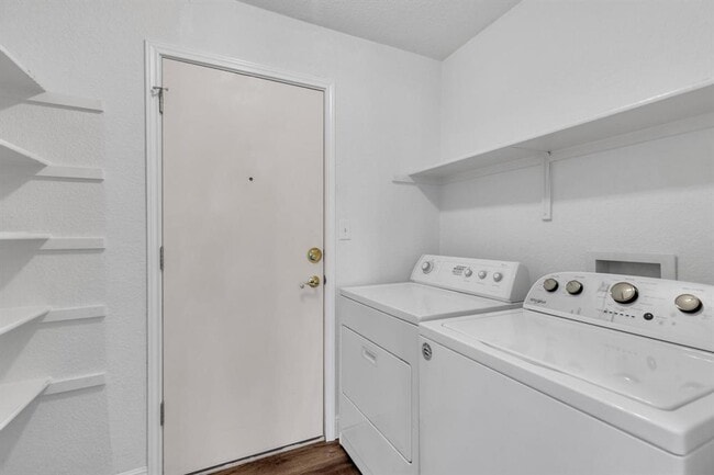 Building Photo - 112 Prairie Springs Loop