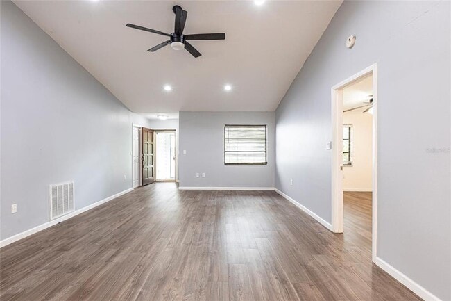 Building Photo - 5846 Deer Hollow Ln E