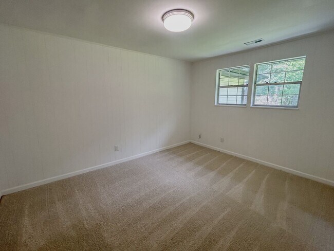 Building Photo - Now Leasing – Fully Renovated Home in Gunt...