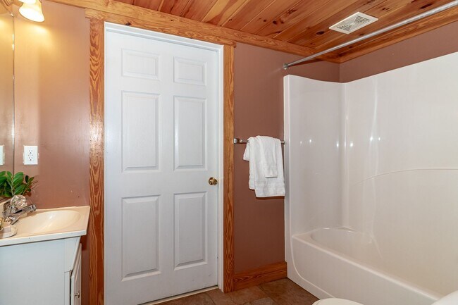 Building Photo - Beautiful 3 bedroom, in-law plan, Family Home in Martinez!  Walk to school!