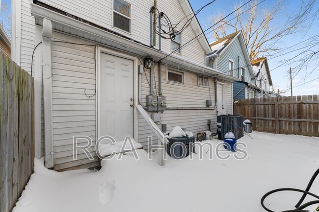 Building Photo - 1535 Draper St