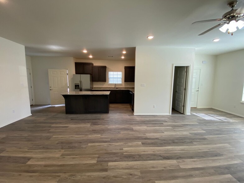 Building Photo - 916 S Amarillo Ave