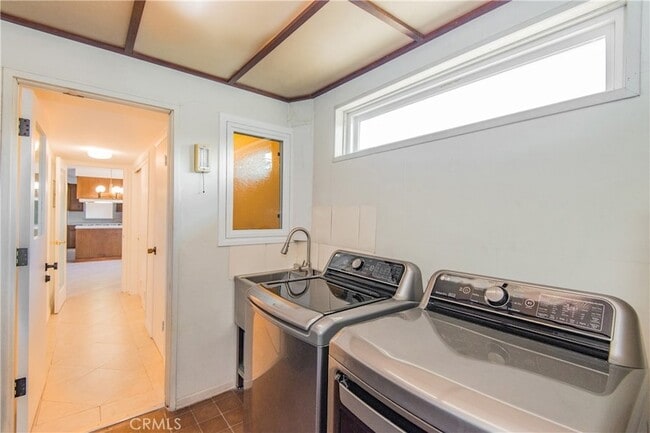 Building Photo - 13104 Magnolia Blvd