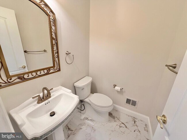 Building Photo - 300 Garden View Square