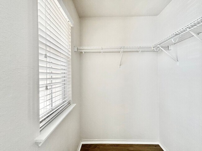 Building Photo - Spacious 4 bed 2.5 bath two-story home!