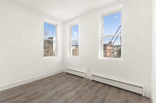Building Photo - 235 Monroe St
