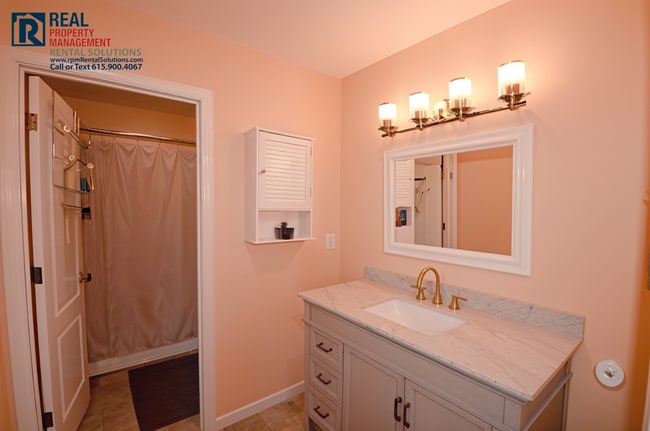 Building Photo - Lovely 2BR/2.5 BA Murfreesboro townhome close to I-24! Washer/dryer included!