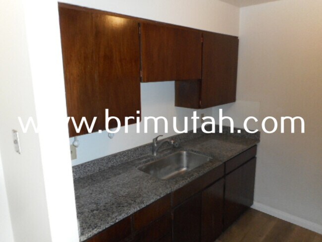 Building Photo - 292 100 E