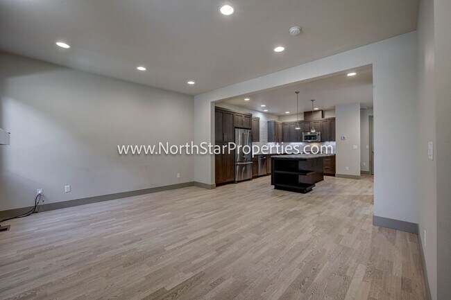 Building Photo - Town home located in west side Bend