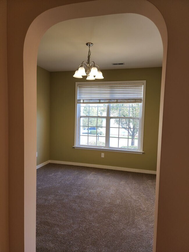 Building Photo - Beautiful 5 Bedroom Home in Watermill Subdivision!