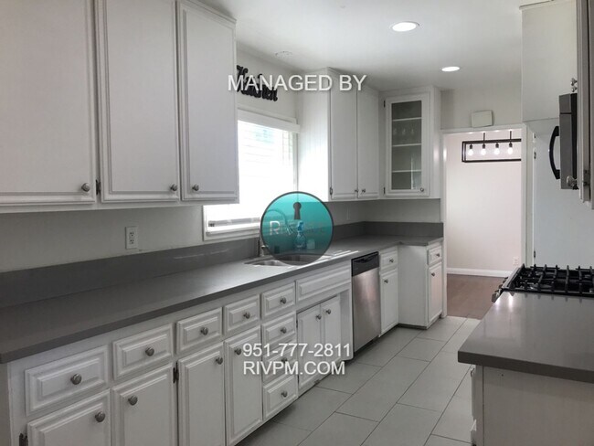 Building Photo - Tastefully remodeled home in a great Centr...