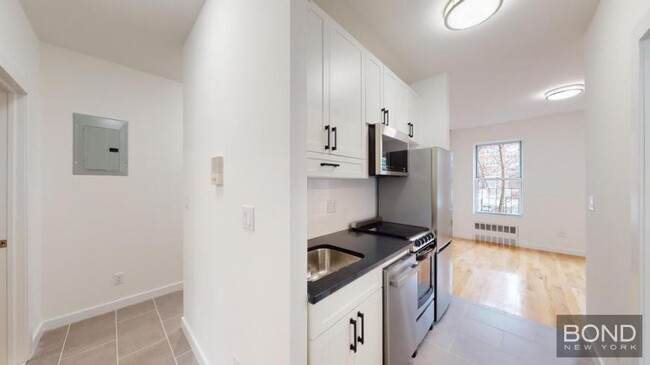 Building Photo - 3 bedroom in NEW YORK NY 10014