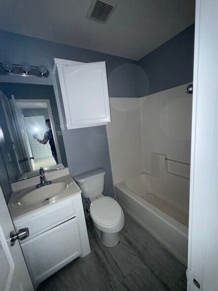 Building Photo - 106 S 48th Ln