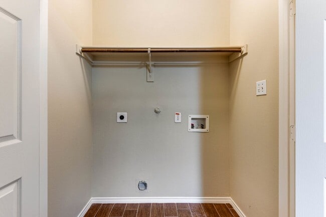 Building Photo - NICE 3 BEDROOM 2.5 BATH TOWNHOUSE LOCATED ...