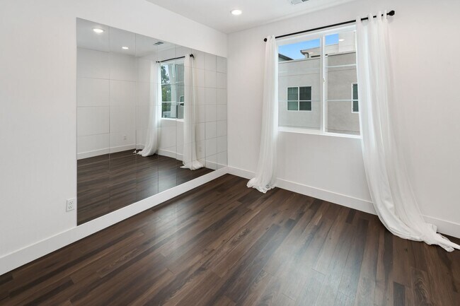 Building Photo - 3 Bedroom + Loft for Lease GREAT PARK LOCA...