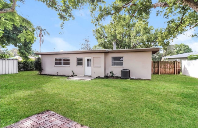 Building Photo - 12783 Pineway Dr