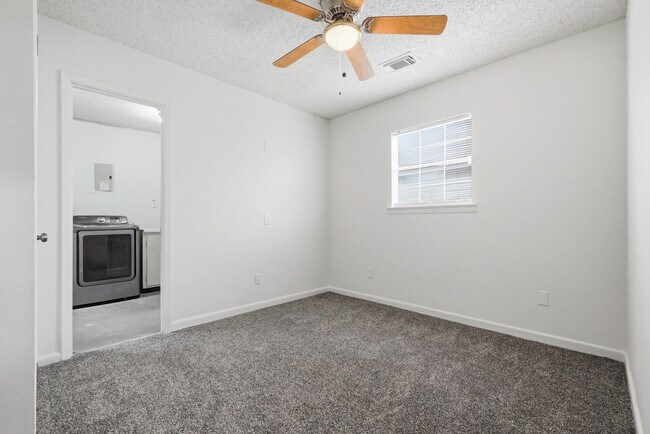 Building Photo - 32 Cascabellas St