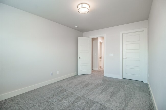 Building Photo - 350 W Kinniburgh Dr