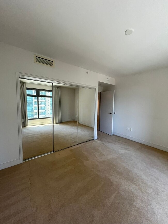 Building Photo - Experience upscale living in Downtown San Diego with great views. This is a must see!